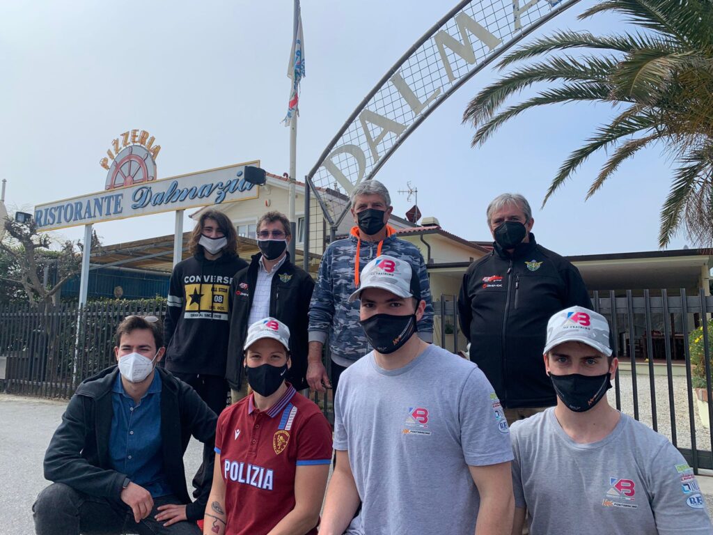 Foto di gruppo a Marina di Pietrasanta dopo il collegamento
