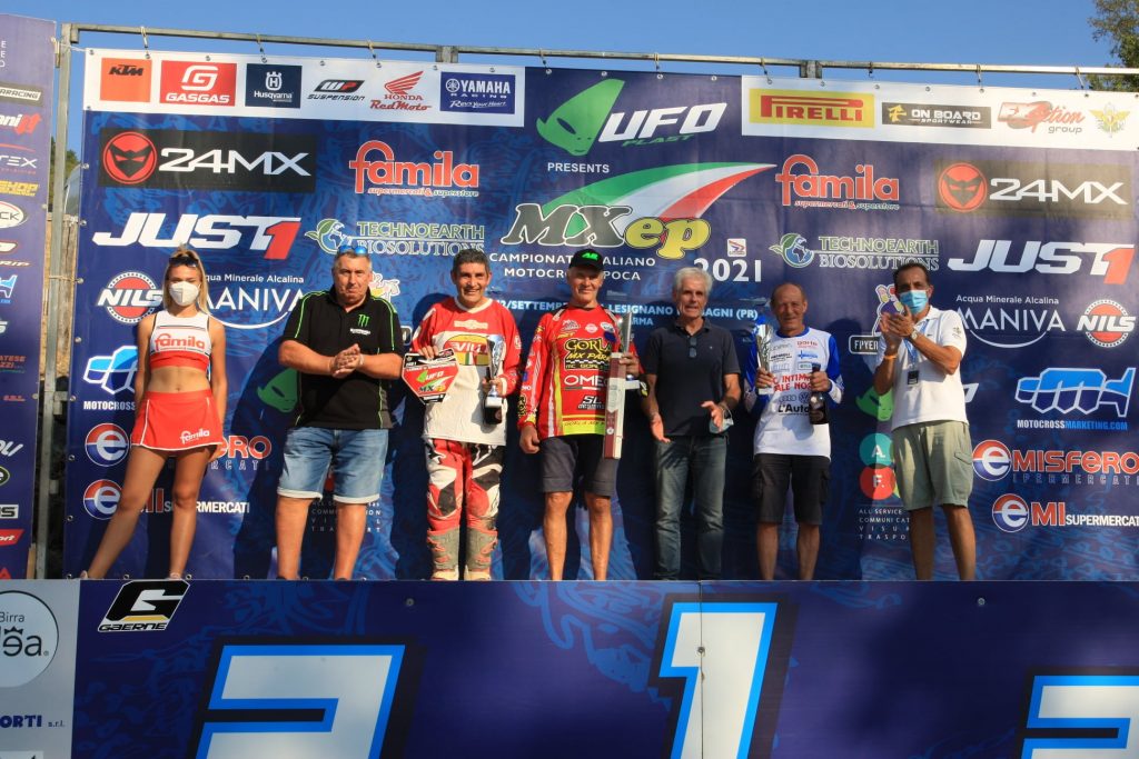 Michele Rinaldi premia i piloti della C - ph. Fuoristrada & motocross d'epoca