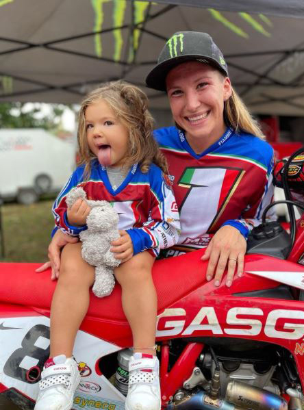 Kiara Fontanesi con la figlia Skyler