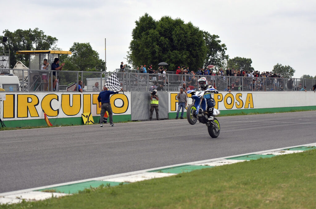 Elia Sammartin vince a Pomposa - ph. Supermoto Italia