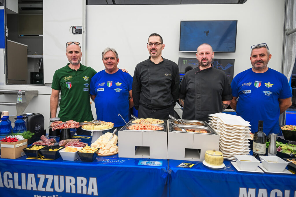 Lo staff della hospitality Casa Azzurra con il ct Thomas Traversini - ph. Phawkmania