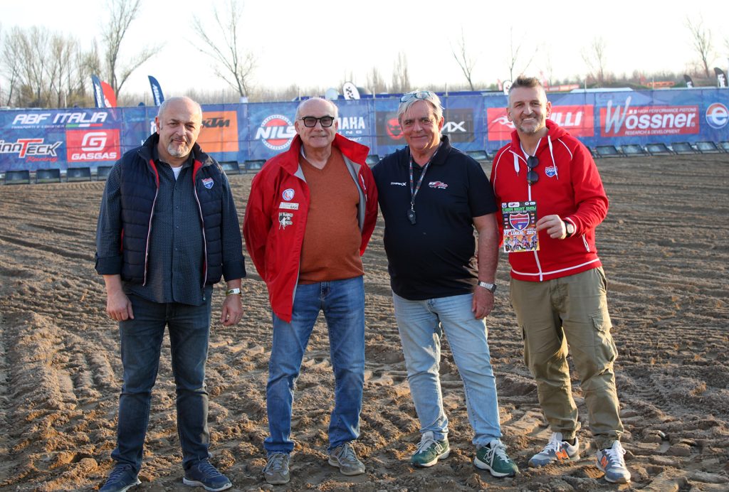 Roberto Bianchini con lo staff del Carpi night show (2)