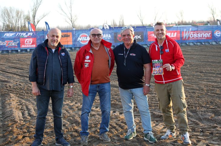 Roberto Bianchini con lo staff del Carpi night show (2)